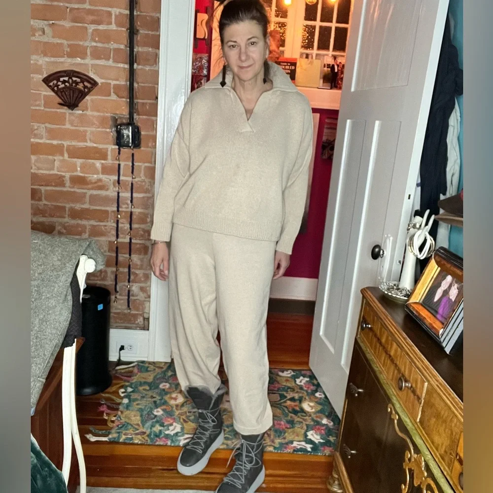 Women’s V-Neck Pullover Sweater in Oatmeal